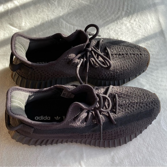 Cinder Adidas Yeezy Boost 350 V2 - Picture 2 of 13